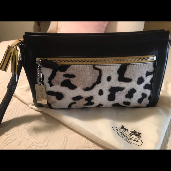 ❤️🐾🐾❤️Coach leather clutch with animal print. - Picture 3 of 7